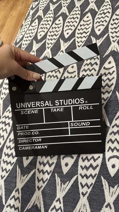 Игрушечная гитара и кинохлопушка