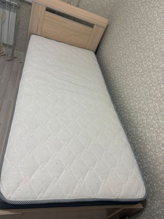 Продам 2 кровати и столик
