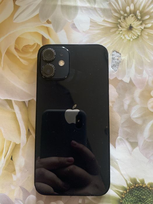 Продавам Iphone 12 mini