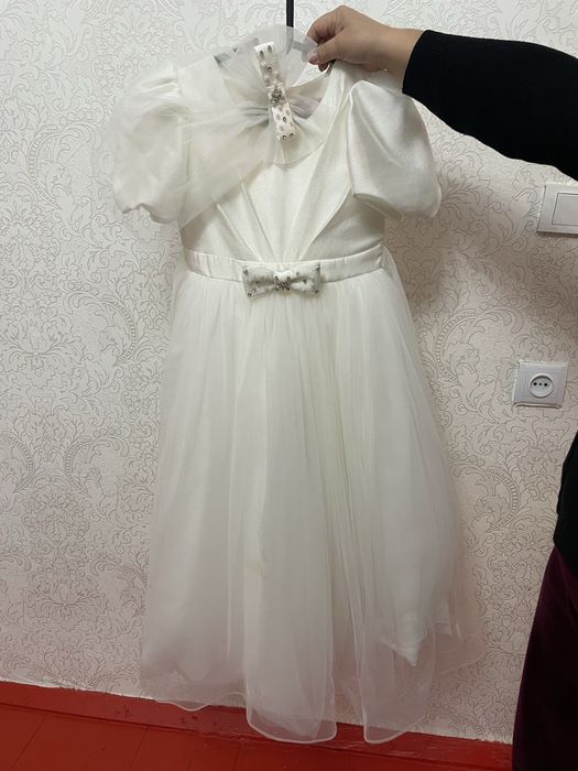 Сәнді ақ көйлек сатылымда