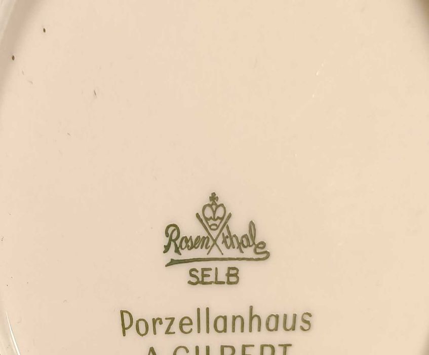 Колекция от ръчно рисувани с позлатени краища чинии