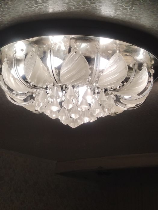 Продам люстру в отличном состоянии