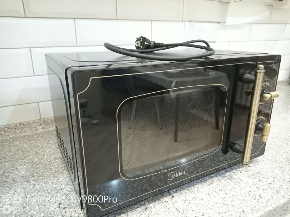 Микроволновка Midea.