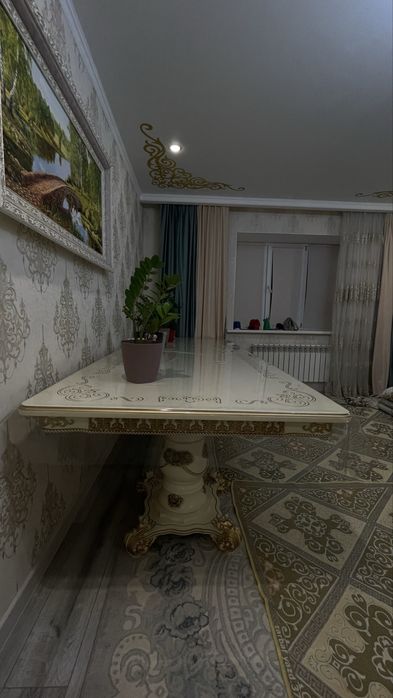 Гостиный стол с 12 стульями