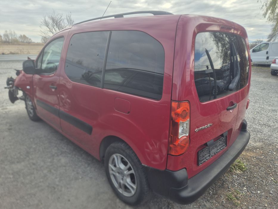 Автомобила е за части