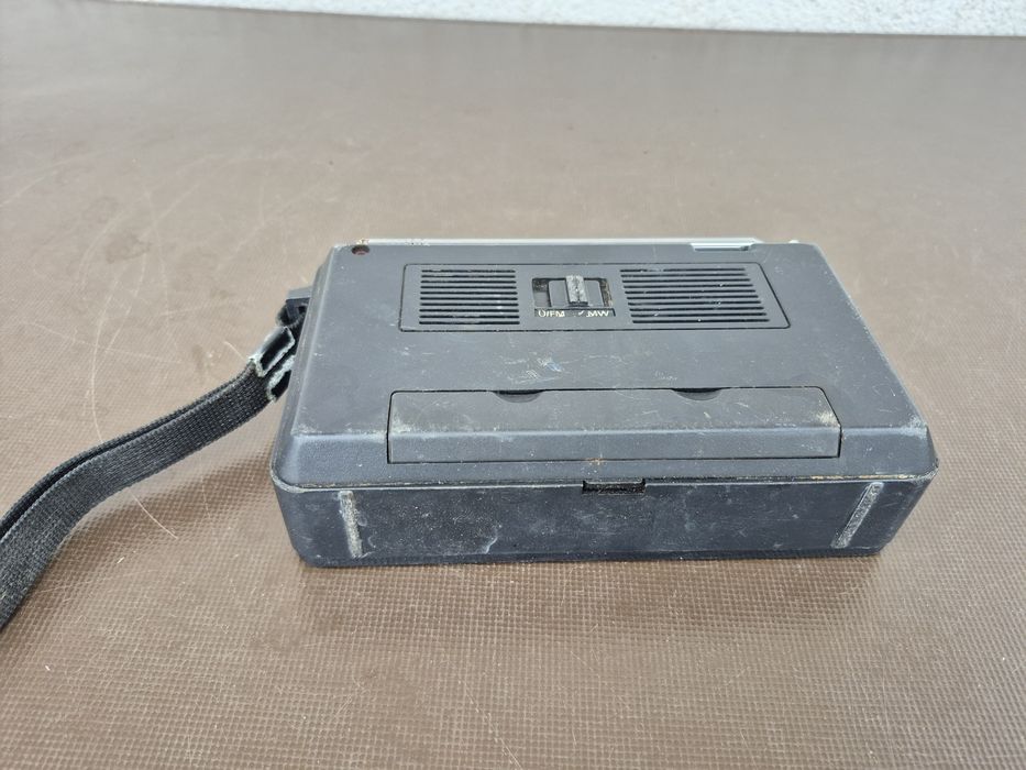 Vând Radio  marca Philips  , model 90 AL 170/00

- Carcasele prezinta uzura ,exfoliere,zgirieturi, bucati lipsa. 

- radio nu  a fost probat si acest