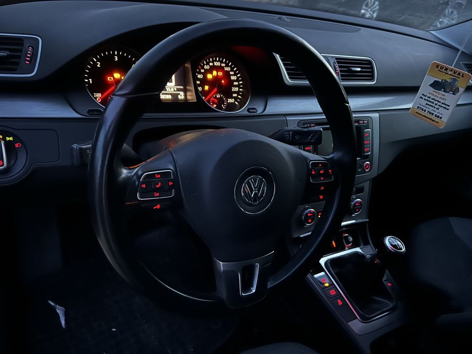 Far stânga și dreapta Volkswagen Passat B7 2012