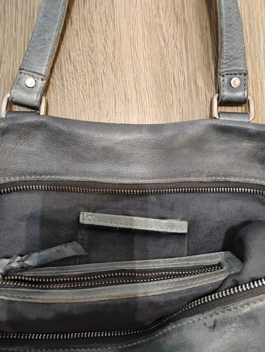 Сребриста чанта от естествена кожа