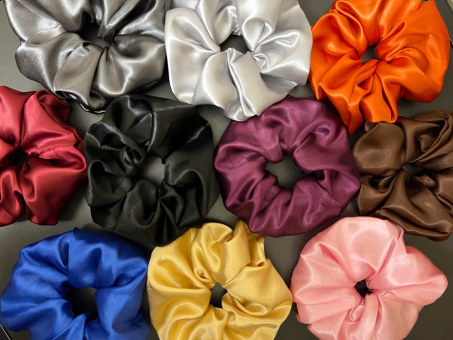 Ръчно изработени скрънчита от сатенени платове