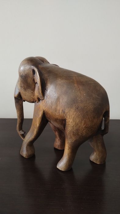 Много голям, тежък и реалистичен слон от дърво.