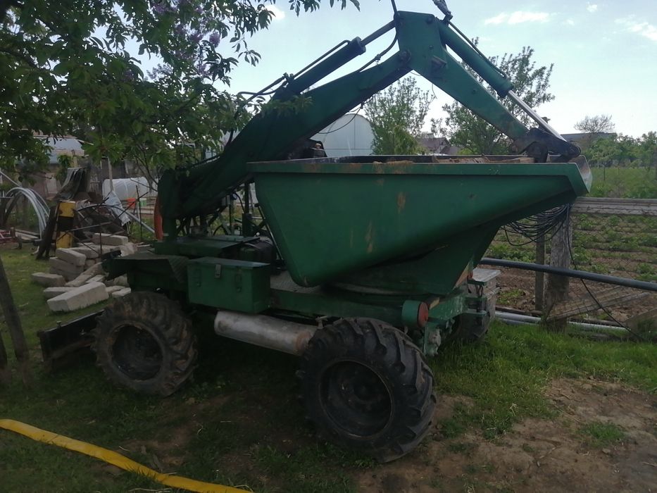 Dumper cu brat escavat și lamă nivelare