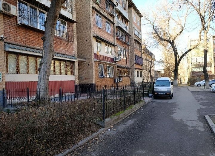 Чиланзар-26  продаются квартиры 2 - комнаты + 2 комнаты обшы 4 комнаты