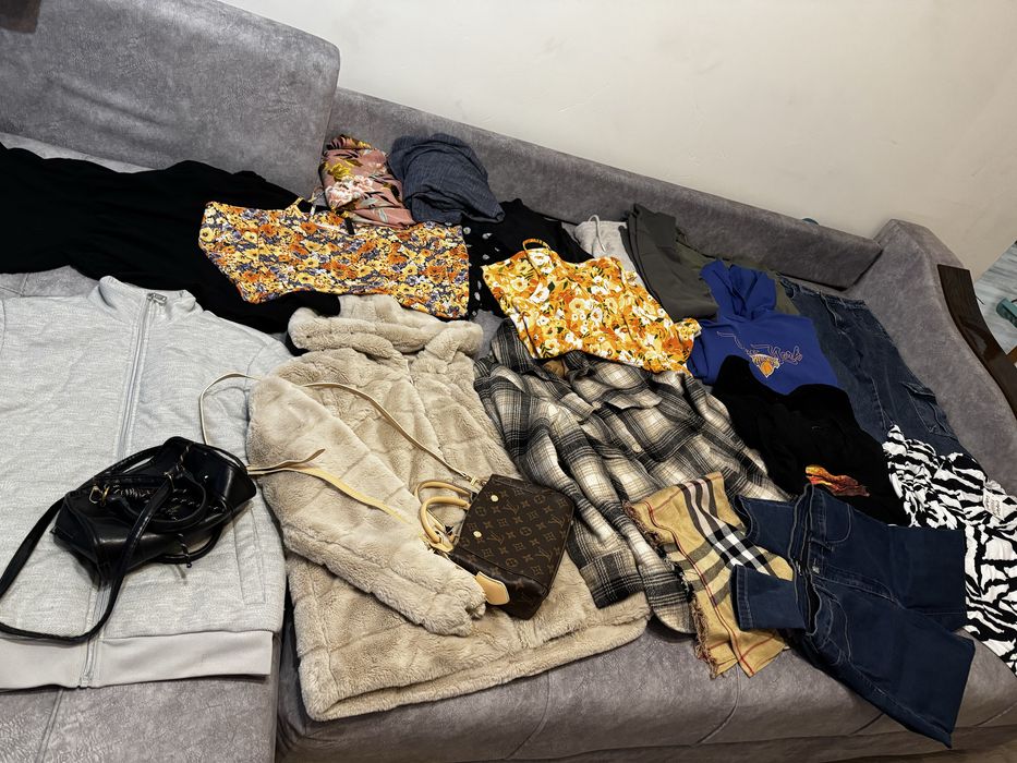 пакеты с детскими игрушками , платья, ботинки, шубы