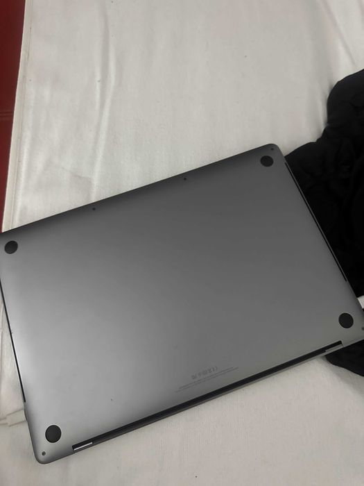 MacBook Pro 15″ Touch Bar 2018, i7 2.2 GHz, 16 GB, AMD Radeon Pro 555X