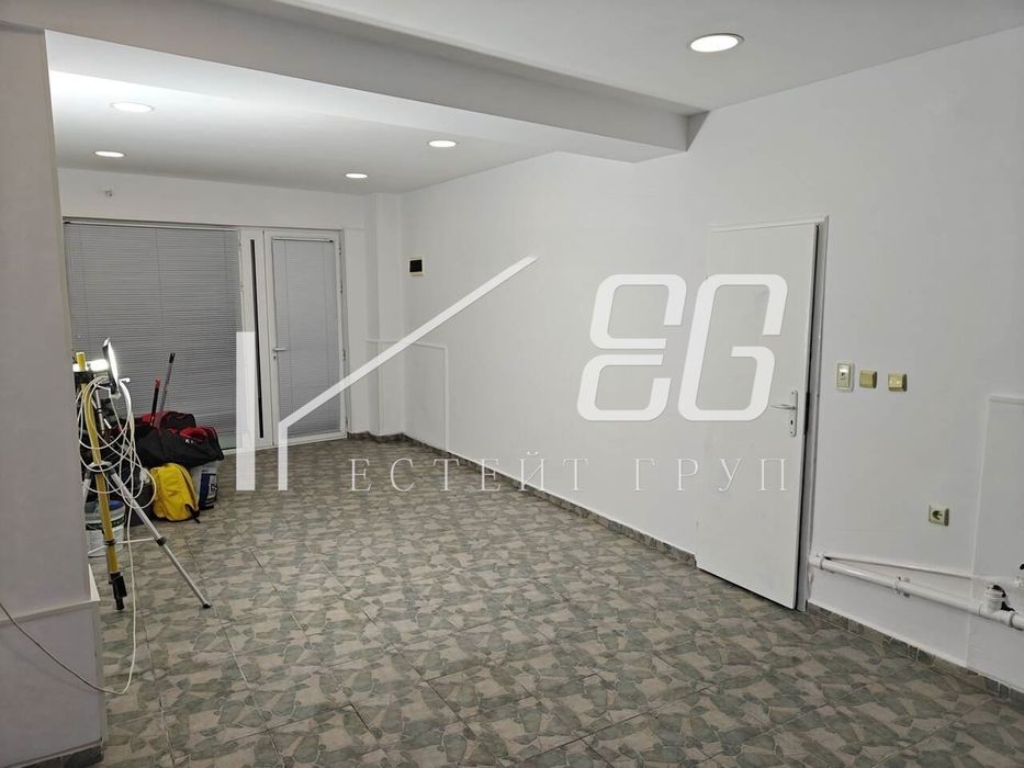 Дава се под наем Офис в Варна, Колхозен пазар - 40 кв.м за 278.97 € - Снимка #1