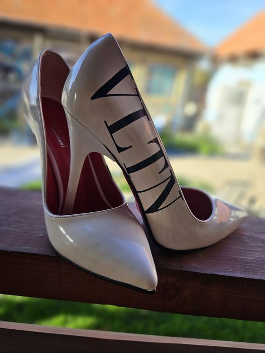 Pantofi stileto albi