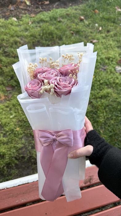 Кутии и букети със сатенени рози