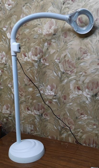 Косметологическая лампа-лупа