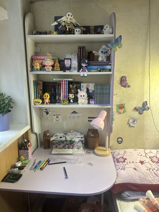 Детская комната с кроватью.