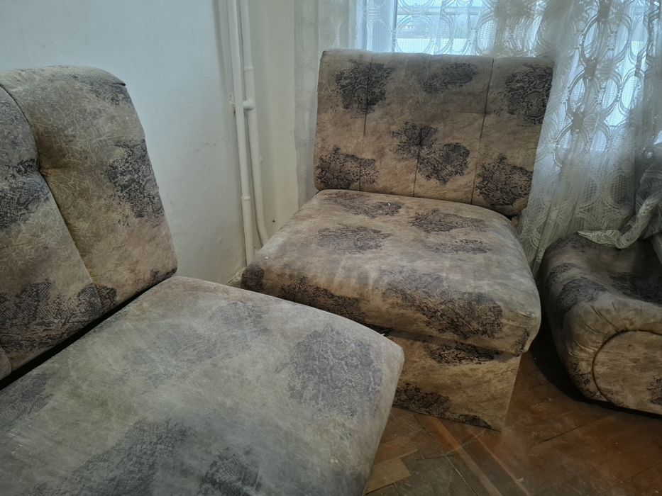 Подарявам диван с две табуретки