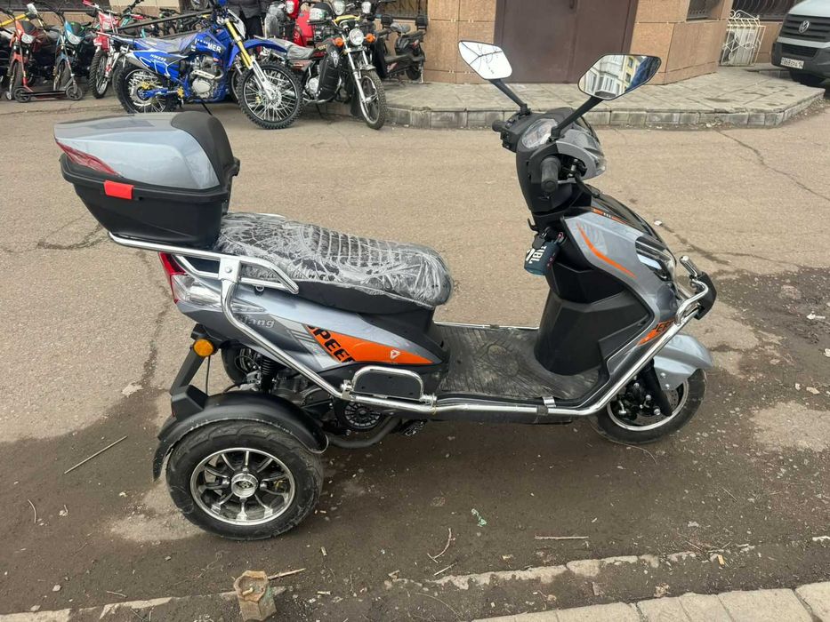 Скутер ,трицикл, три  колеса