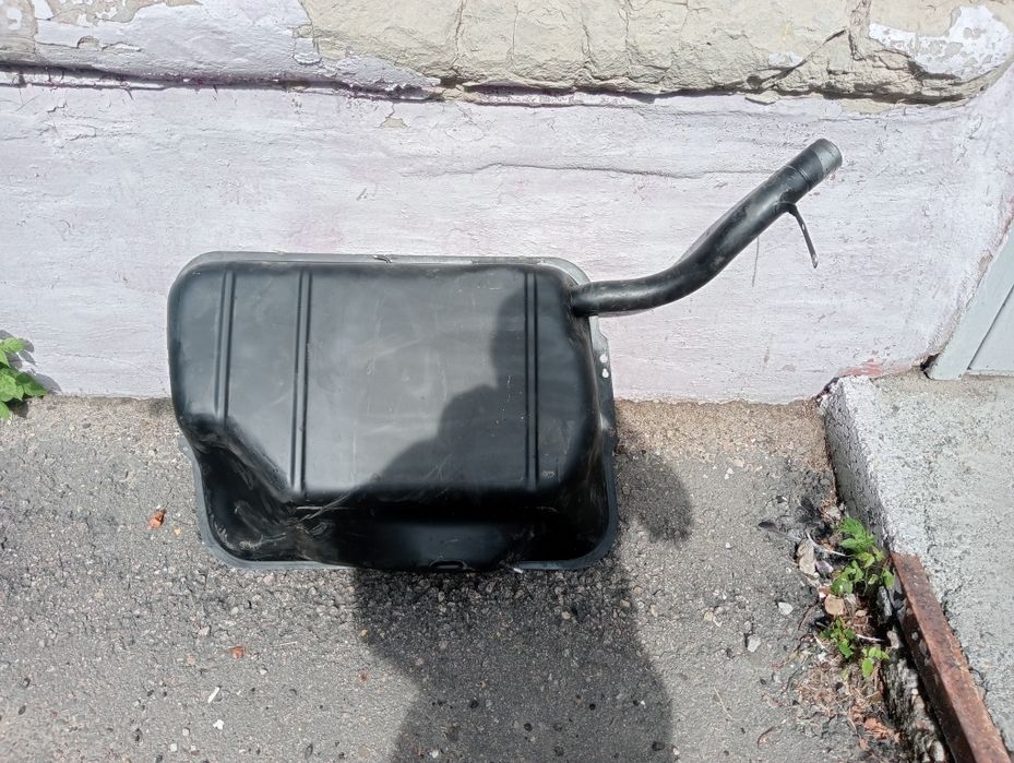 Продам бензобак Ауди 80 б3