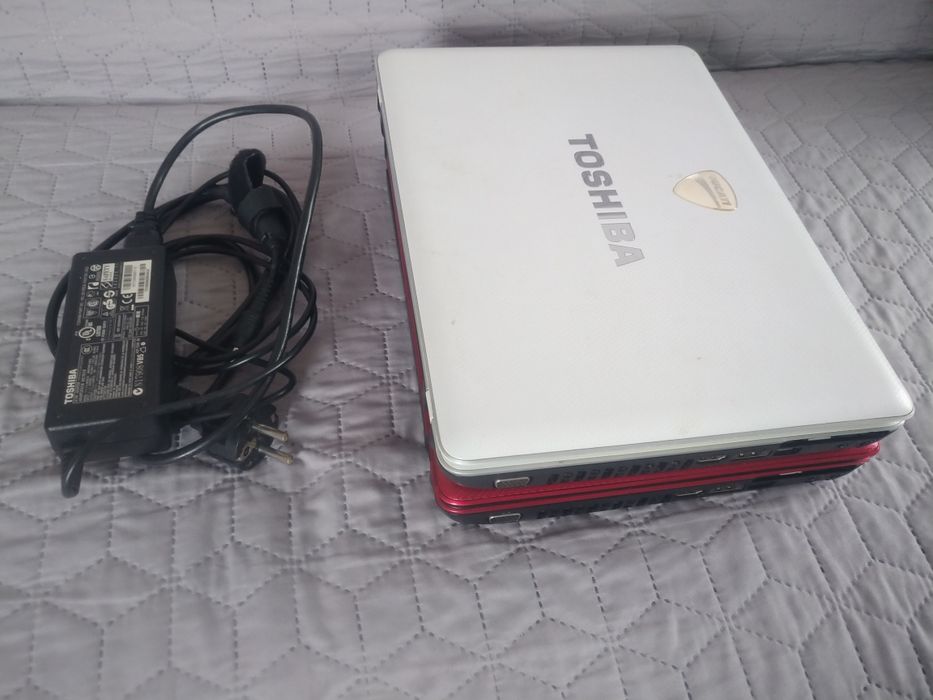 Lot doua laptopuri Toshiba U500, alb si rosu, cu incarcator, fara rami