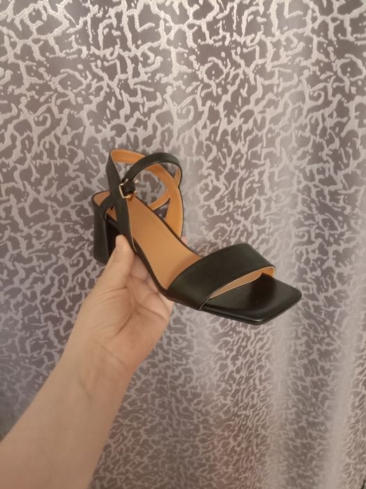 Продам босоножки 38 р новые