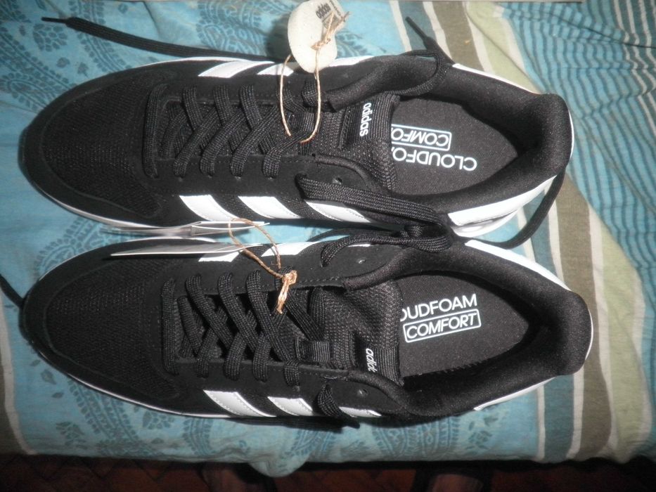 Продавам  маратомки  Ади  Дас  .