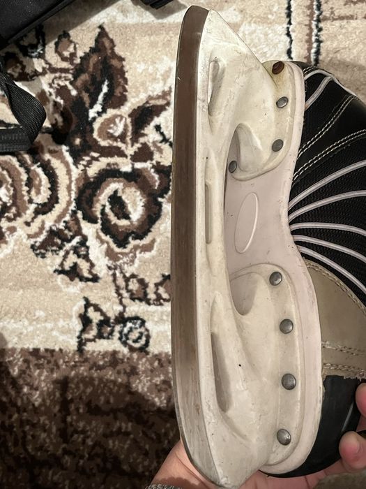 хоккейные коньки