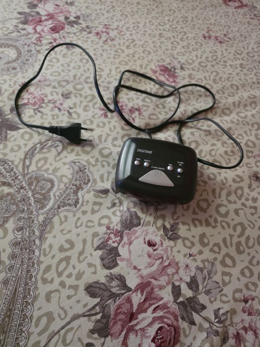 Ceas digital cu alarmă și  priză și baterie