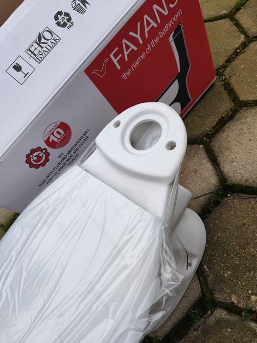 Нова тоалетна чиния с капак