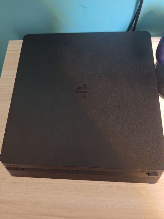 Продавам PlayStation 4