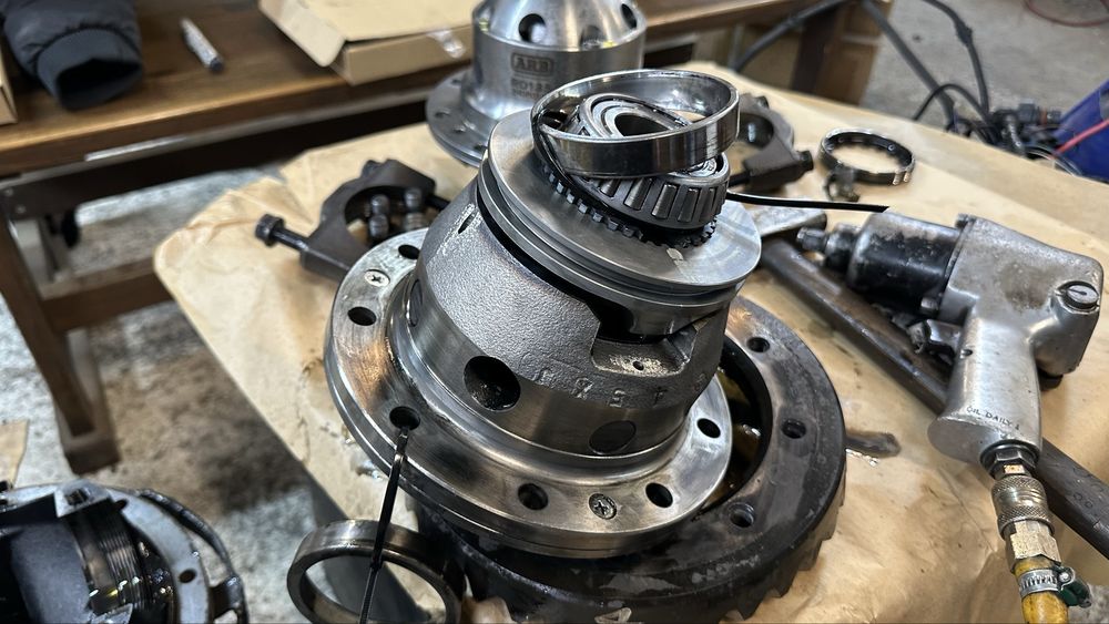 Части за Нисан Патрол - полуоски с карета, заден блокаж, резервоар