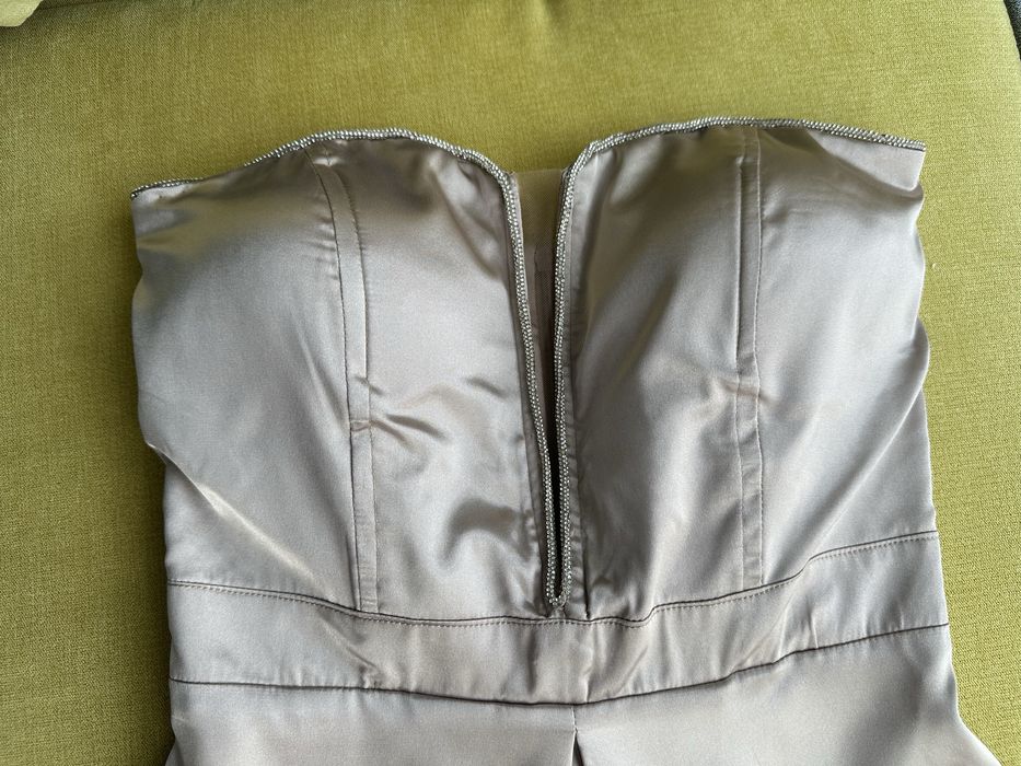 Сатенена рокля в бежов цвят