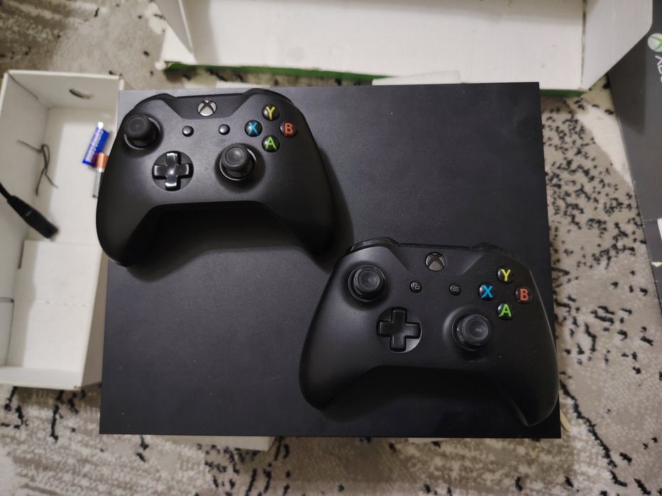Xbox one x sotiladi xotirasi 1 terabayt 2 ta jostik