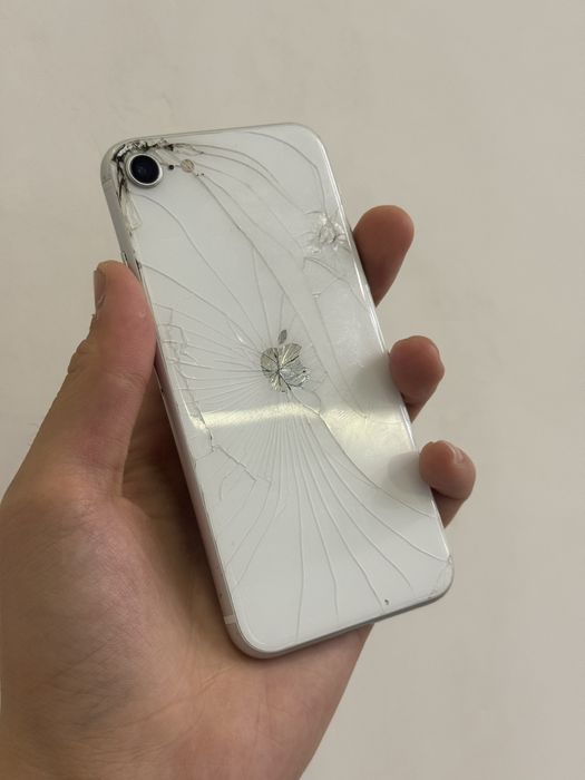 Продам iPhone Se 2020