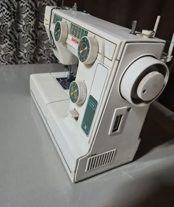 Продам швейную машину Janome