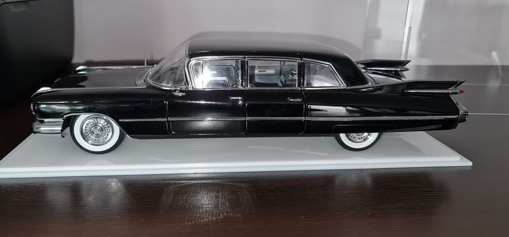 Macheta Cadillac 1959 1/18 Sunset Coach