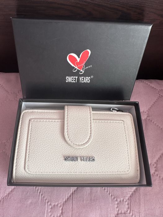 Дамско портмоне в бежов цвят