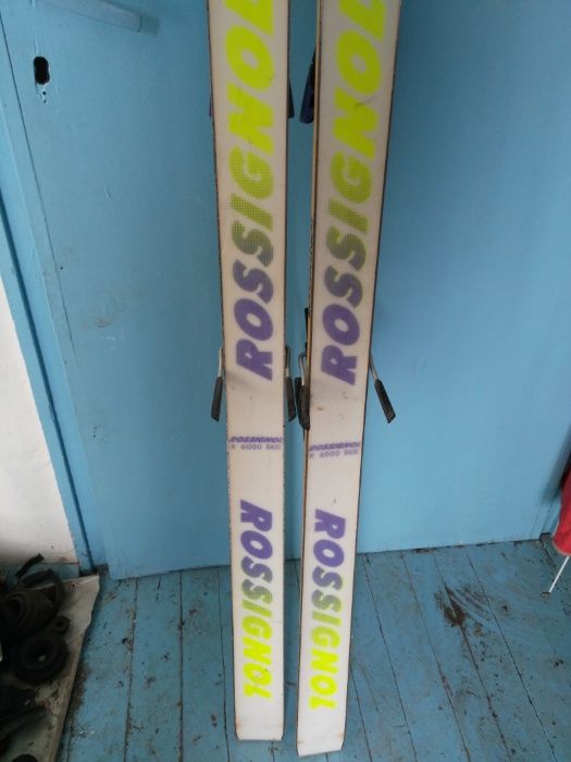 Ски с автомати и щеки.