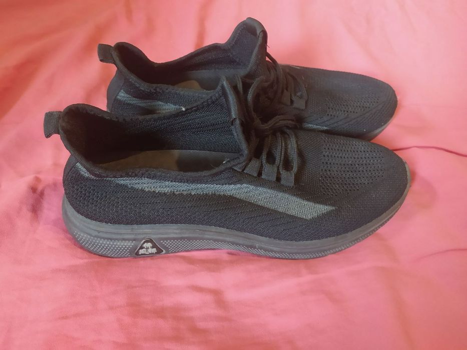 Продаются кроссовки мужские летние