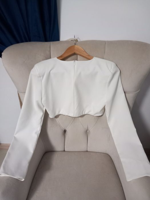 Bluza alba scurta cu umeri supradimensionați și pietricele mărimea M