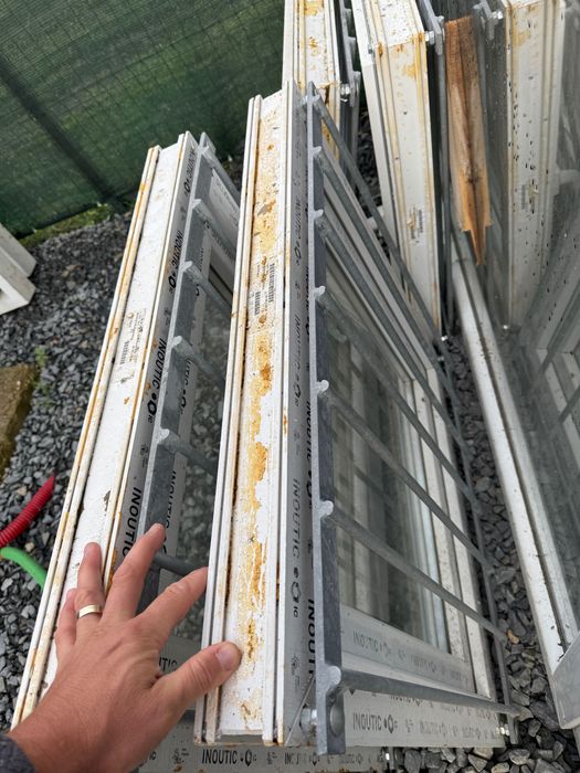 Geamuri termopan cu grilaj de metal