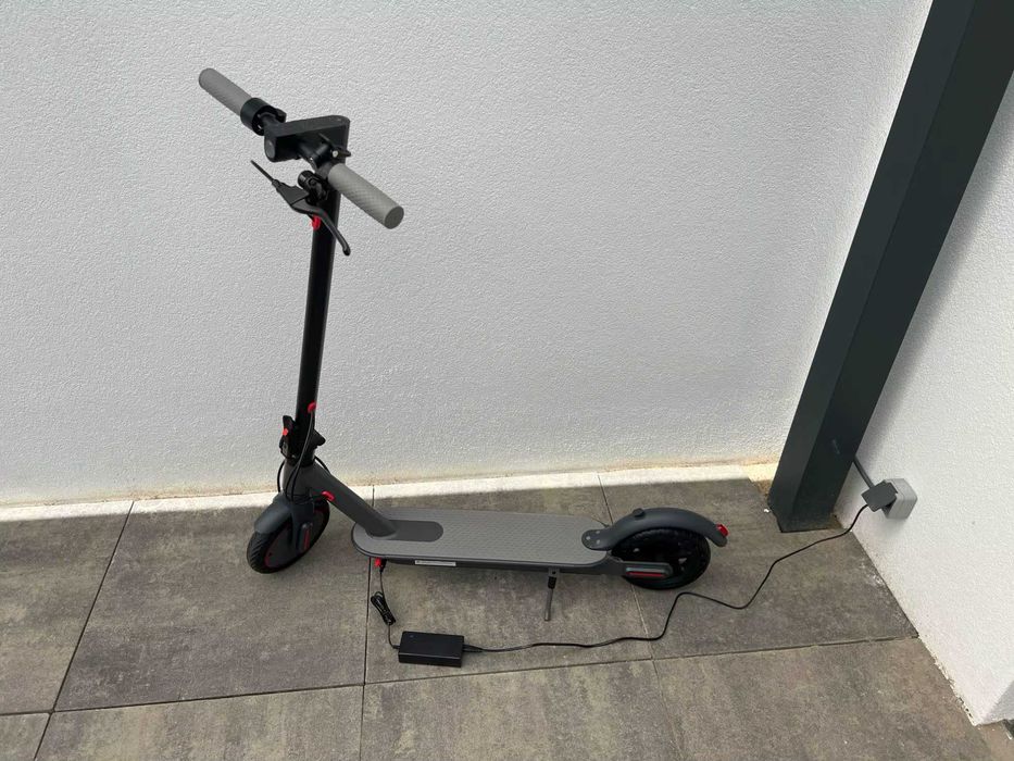 Продавам чисто НОВА електрическа тротинетка E1 PRO electric scooter