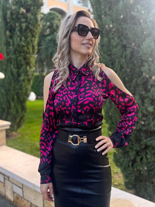 Дамска сатенена риза в черно-розов животисни принт с голи рамене
