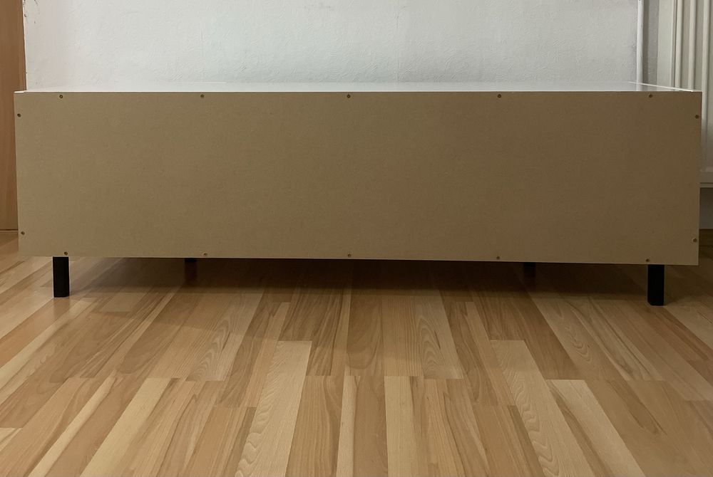 Comodă TV modernă 140cm – PAL Kronospan, picioare metalice, soft-close