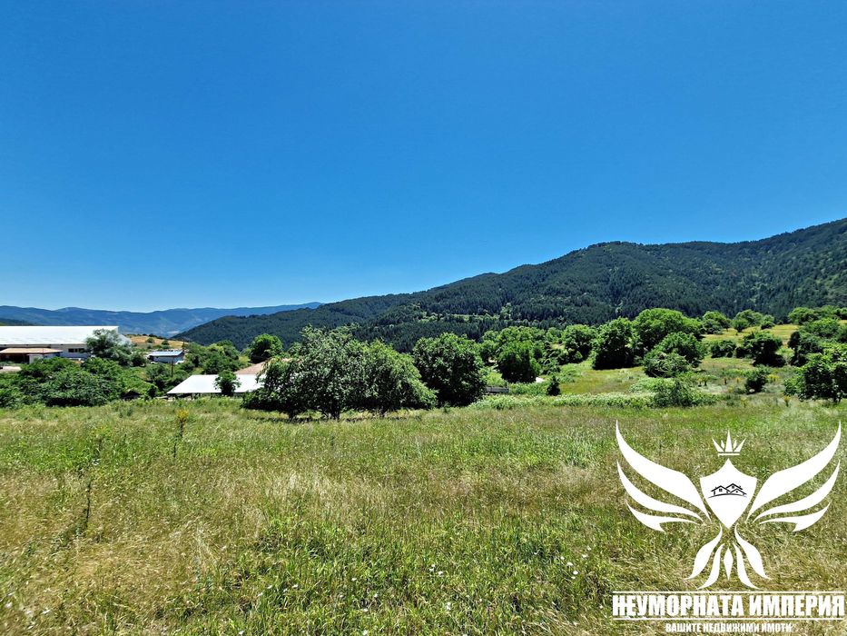 Продавам парцел УПИ 900кв.м. в село Орехово обл.Смолян