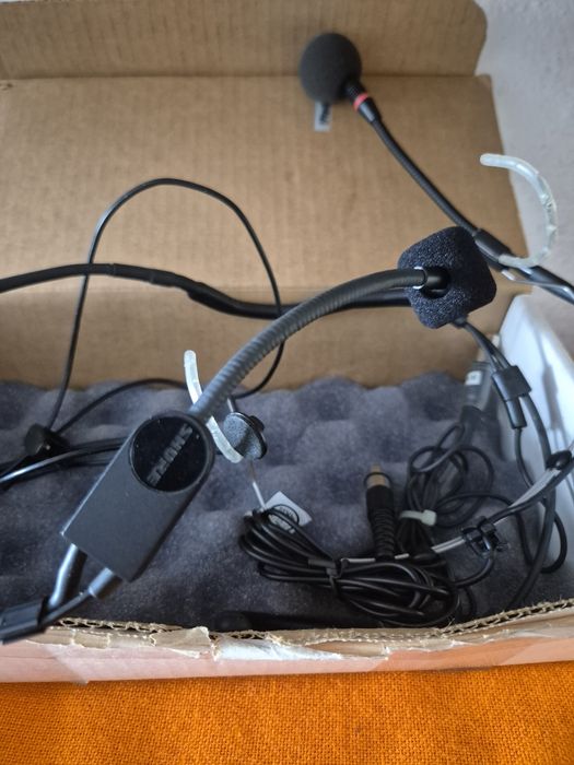 Microfone Shure si Akg de pus pe cap
