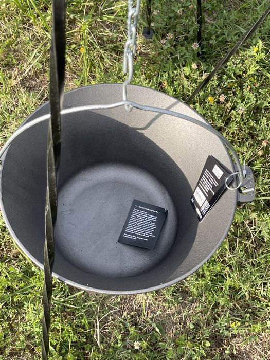 Ceaun din fonta cu trepied inclus